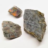 Labradorite Blanche (une face polie). Prix par Kg