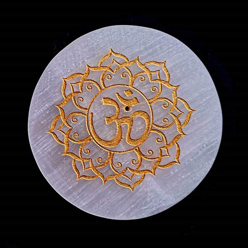 Incensario Selenita. Simbolo dorado OM.