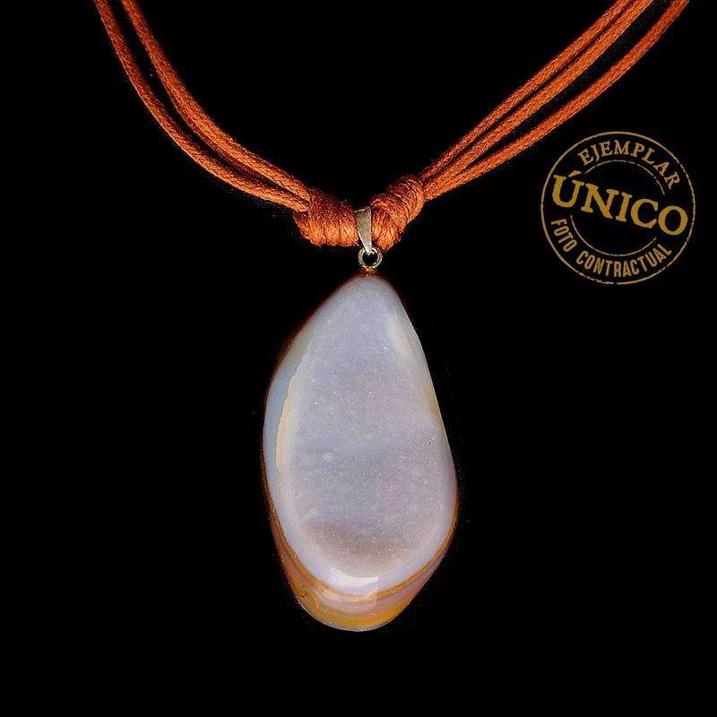 Chalcedony pendant (silver fastening).