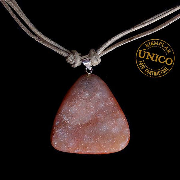 Chalcedony pendant (silver fastening).