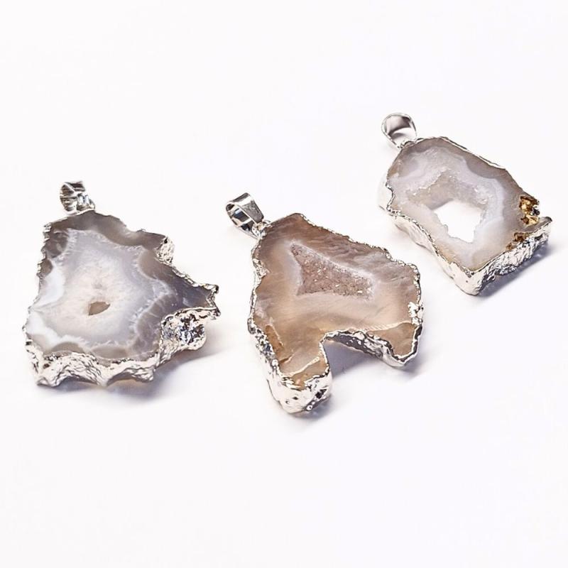 Pendentif en Agate (grise) avec bordure argentée. Set 3 Un.