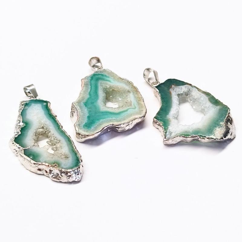 Pendentif en Agate (verte) avec bordure argentée. Set 3 Un.
