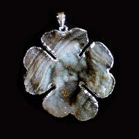 Colgante Trebol de Flor de Calcedonia