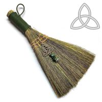 Escoba con símbolo Triqueta y Aventurina Verde (20cm).