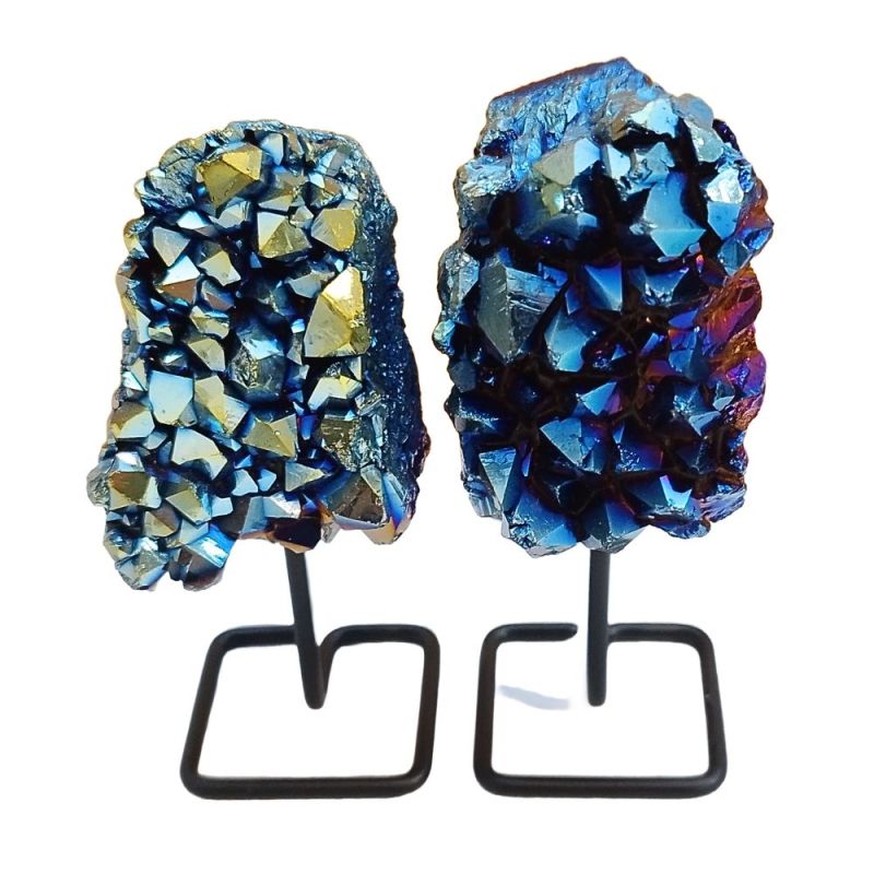 Quartz Aura Bleu Druse avec pied en métal.
