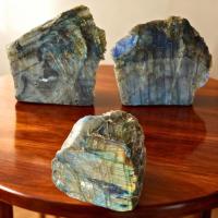 Labradorita (una cara pulida) y base cortada. Precio por Kg.