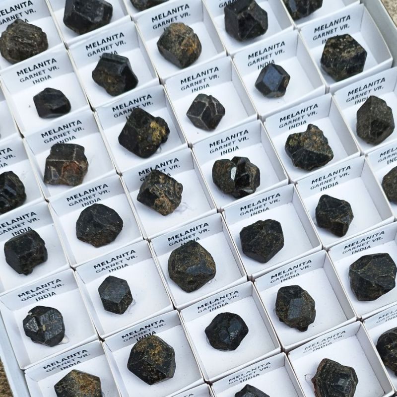 Melanite Garnet (India). Set 54 Un.